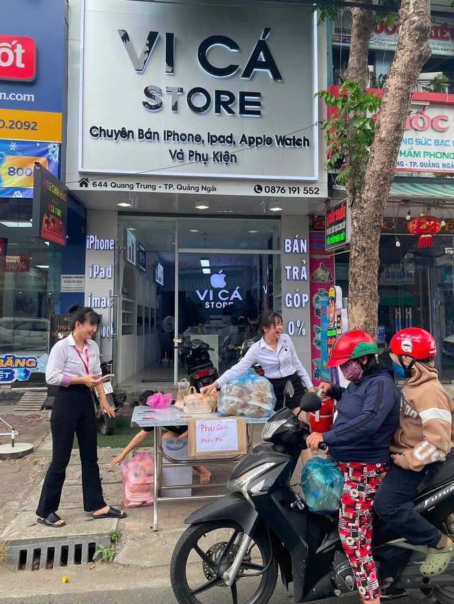 Đôi vợ chồng trẻ thích nấu cơm đi tặng bữa trưa cho người nghèo - Ảnh 4.