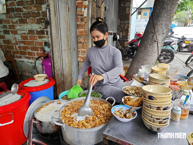 Quán bánh canh ‘cứu đói’ ở Nha Trang giờ ra sao? - Ảnh 6.