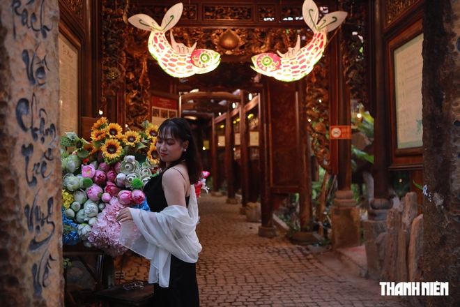 Chi 300 triệu trang trí trung thu, quán cà phê ở TP.HCM thành điểm check-in 'gây sốt' - Ảnh 4.
