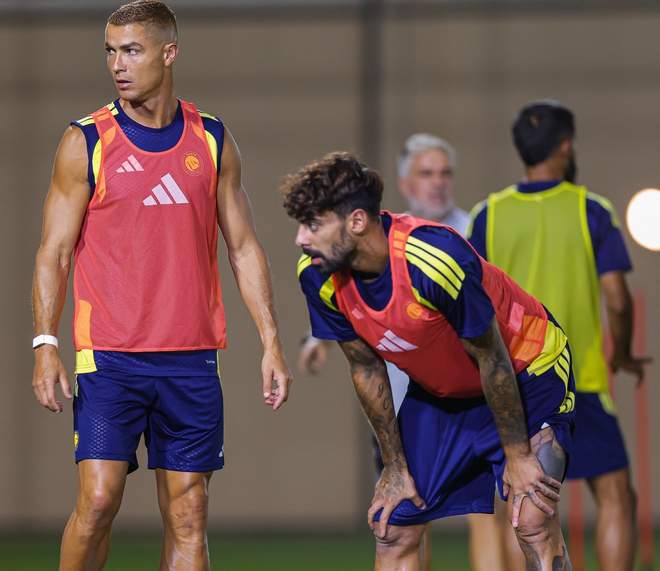 Ronaldo g&acirc;y sốt với diện mạo mới- Ảnh 4.