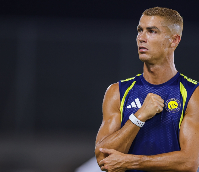 Ronaldo g&acirc;y sốt với diện mạo mới- Ảnh 5.