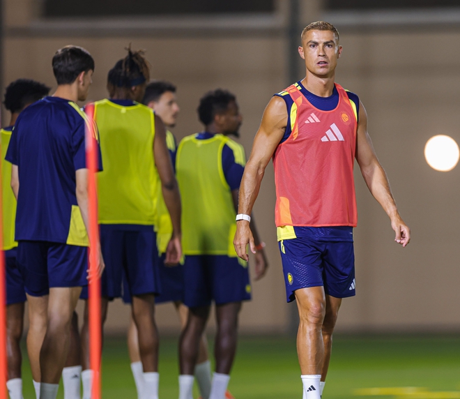 Ronaldo g&acirc;y sốt với diện mạo mới- Ảnh 2.