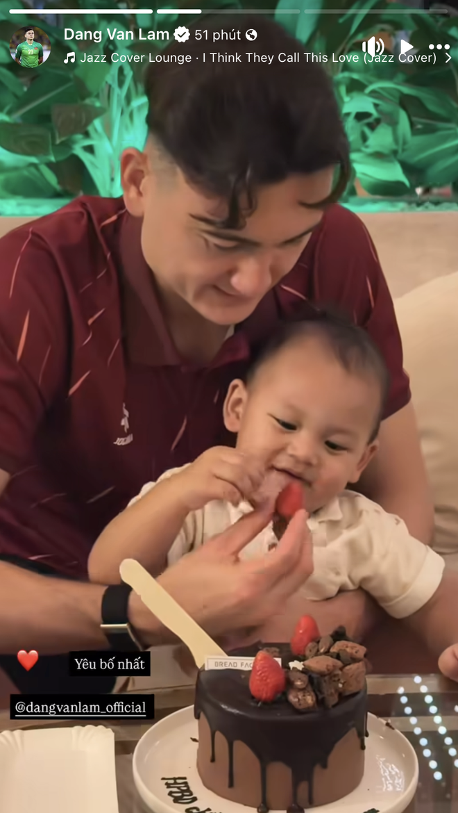 Khoảnh khắc đốn tim của Đặng Văn L&acirc;m b&ecirc;n vợ v&agrave; con trai trước giờ sang Malaysia- Ảnh 3.