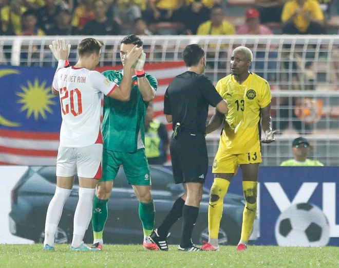 L&ecirc; Giang Patrik tiết lộ khoảnh khắc tho&aacute;t thẻ đỏ kịch t&iacute;nh: &lsquo;VAR đ&atilde; cứu t&ocirc;i&rsquo;- Ảnh 3.