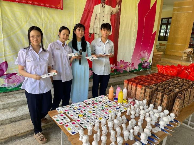 Mở cửa sổ thế giới cho trẻ em làng Rục- Ảnh 4.
