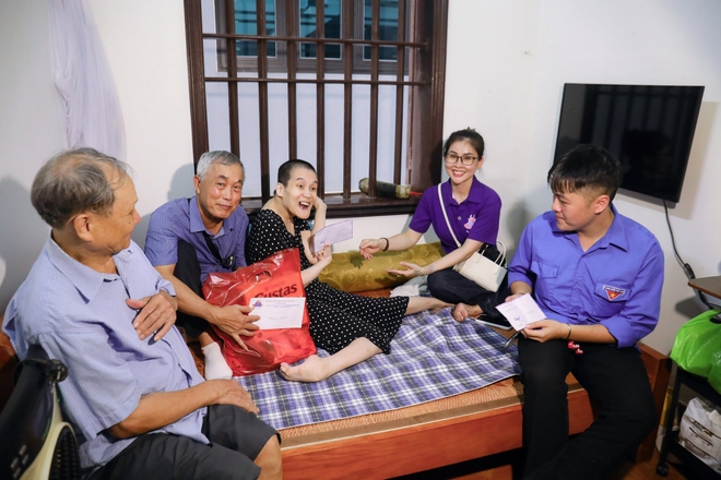Những bông hoa sen trên thành phố cảng- Ảnh 1.