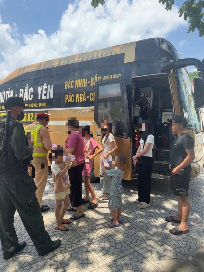 Xe kh&aacute;ch 19 chỗ 'nhồi nh&eacute;t' tới 67 người, sẽ bị phạt hơn 124 triệu đồng- Ảnh 1.