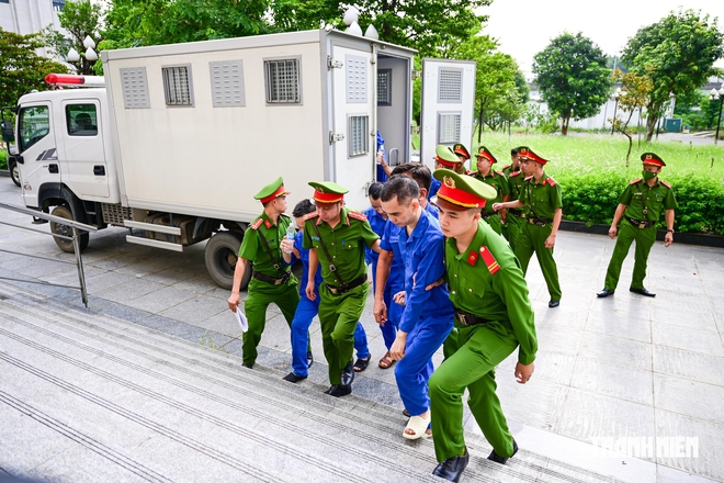 Cựu thứ trưởng Nguyễn Bá Hoan bị xét xử trong vụ nhận hối lộ hơn 30 tỉ - Ảnh 3.