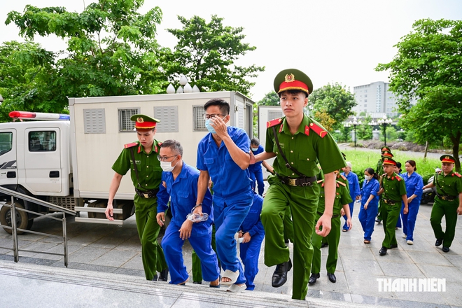 Cựu thứ trưởng Nguyễn Bá Hoan bị xét xử trong vụ nhận hối lộ hơn 30 tỉ - Ảnh 2.