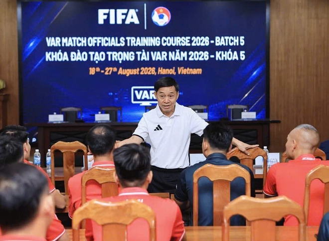 Trọng tài Lào học VAR tại Việt Nam, chuyên gia FIFA và Trưởng Ban Trọng tài VFF đứng lớp- Ảnh 6.