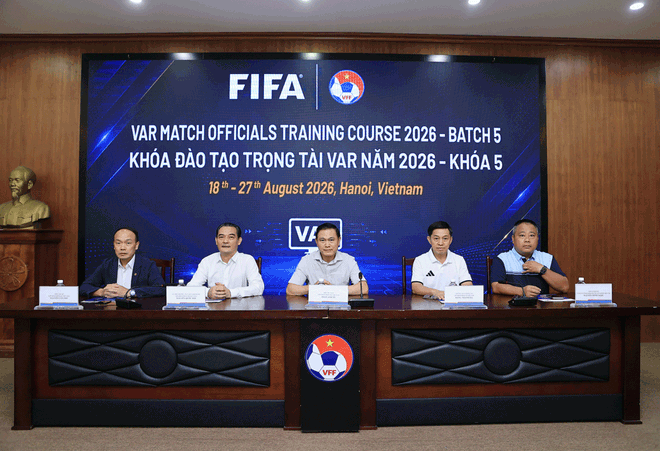Trọng tài Lào học VAR tại Việt Nam, chuyên gia FIFA và Trưởng Ban Trọng tài VFF đứng lớp- Ảnh 1.
