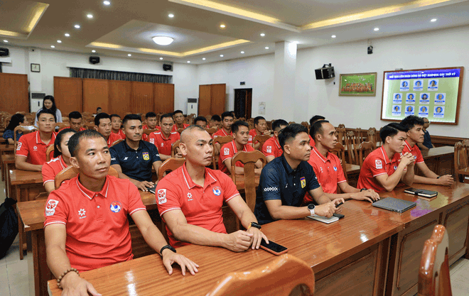 Trọng tài Lào học VAR tại Việt Nam, chuyên gia FIFA và Trưởng Ban Trọng tài VFF đứng lớp- Ảnh 8.