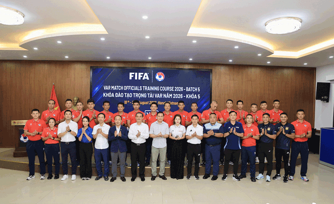 Trọng tài Lào học VAR tại Việt Nam, chuyên gia FIFA và Trưởng Ban Trọng tài VFF đứng lớp- Ảnh 2.