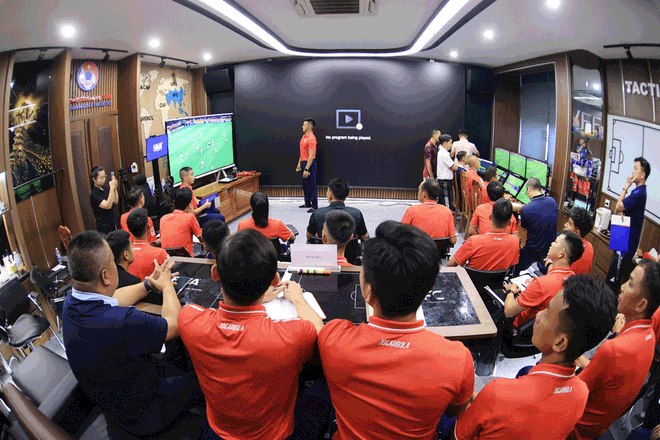 Trọng tài Lào học VAR tại Việt Nam, chuyên gia FIFA và Trưởng Ban Trọng tài VFF đứng lớp- Ảnh 7.