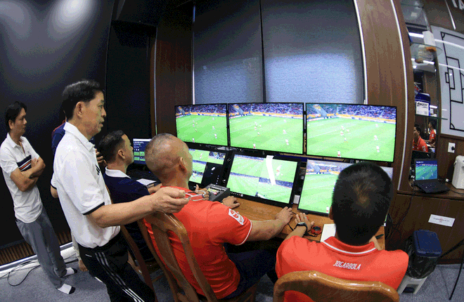 Trọng tài Lào học VAR tại Việt Nam, chuyên gia FIFA và Trưởng Ban Trọng tài VFF đứng lớp- Ảnh 4.
