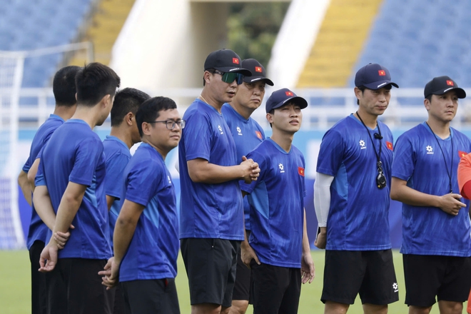 D&agrave;n trợ l&yacute; cực xịn của HLV Kim Sang-sik khiến kh&aacute;n giả t&ograve; m&ograve;, họ l&agrave; ai?- Ảnh 2.