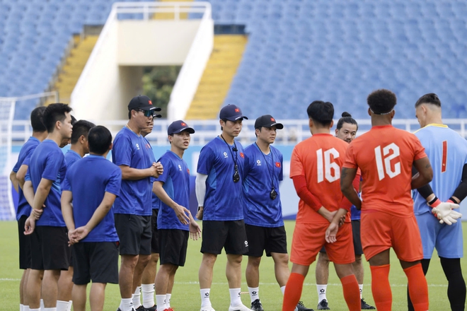D&agrave;n trợ l&yacute; cực xịn của HLV Kim Sang-sik khiến kh&aacute;n giả t&ograve; m&ograve;, họ l&agrave; ai?- Ảnh 1.