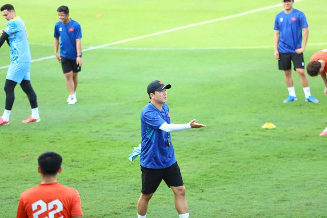 D&agrave;n trợ l&yacute; cực xịn của HLV Kim Sang-sik khiến kh&aacute;n giả t&ograve; m&ograve;, họ l&agrave; ai?- Ảnh 9.