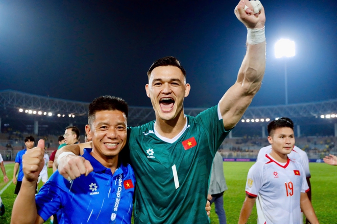 D&agrave;n trợ l&yacute; cực xịn của HLV Kim Sang-sik khiến kh&aacute;n giả t&ograve; m&ograve;, họ l&agrave; ai?- Ảnh 14.