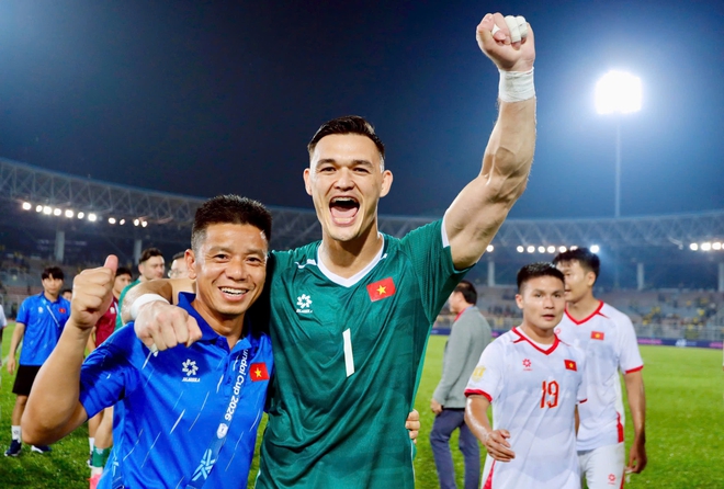 D&agrave;n trợ l&yacute; cực xịn của HLV Kim Sang-sik khiến kh&aacute;n giả t&ograve; m&ograve;, họ l&agrave; ai?- Ảnh 15.
