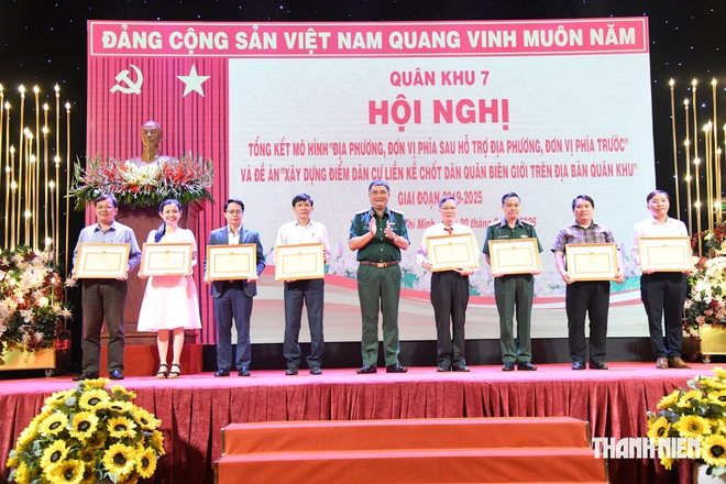 Quân khu 7 bàn giao 879 căn nhà tại các điểm dân cư biên giới - Ảnh 3.