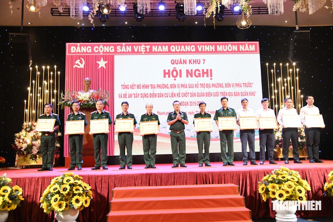 Quân khu 7 bàn giao 879 căn nhà tại các điểm dân cư biên giới - Ảnh 4.