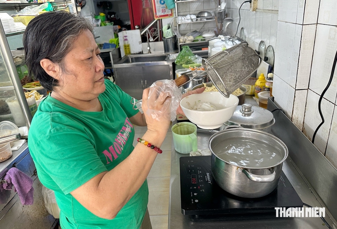 Sau 40 năm bán phở chay, quán ăn nổi tiếng ở trung tâm TP.HCM giờ ra sao? - Ảnh 2.