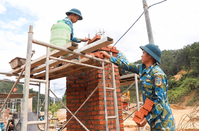 Bộ đội 'chạy đua' với thời gian để tiếng trống khai giảng vang lên ngày 5.9- Ảnh 6.