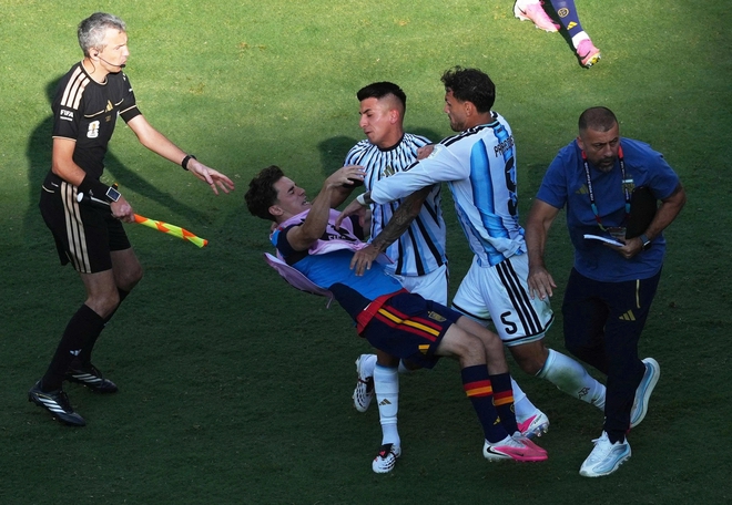 FIFA treo gi&ograve; Paredes 10 trận v&agrave; phạt 2.4 tỉ đồng v&igrave; ẩu đả sau chung kết World Cup, Argentina bị sao?- Ảnh 1.