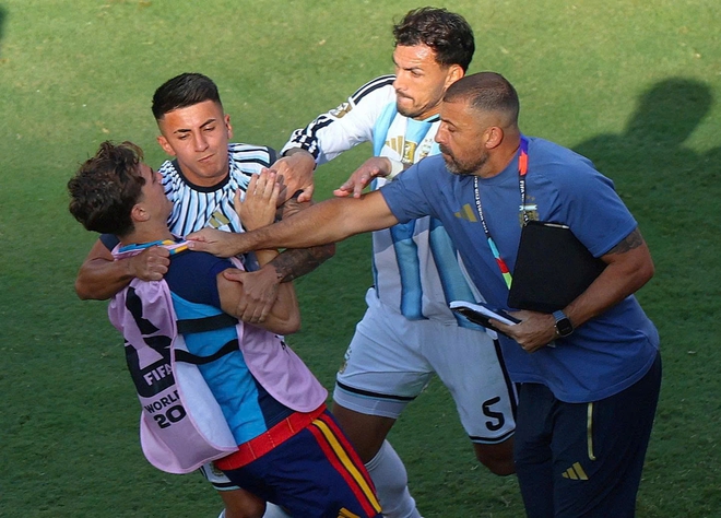 FIFA treo gi&ograve; Paredes 10 trận v&agrave; phạt 2.4 tỉ đồng v&igrave; ẩu đả sau chung kết World Cup, Argentina bị sao?- Ảnh 2.