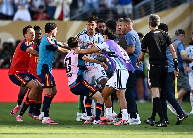 FIFA treo gi&ograve; Paredes 10 trận v&agrave; phạt 2.4 tỉ đồng v&igrave; ẩu đả sau chung kết World Cup, Argentina bị sao?- Ảnh 3.