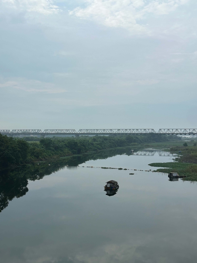 Ảnh chụp từ cầu Long Bi&ecirc;n bất ngờ g&acirc;y sốt, người xem ngẩn ngơ&hellip; 'qu&aacute; ảo diệu' - Ảnh 2.