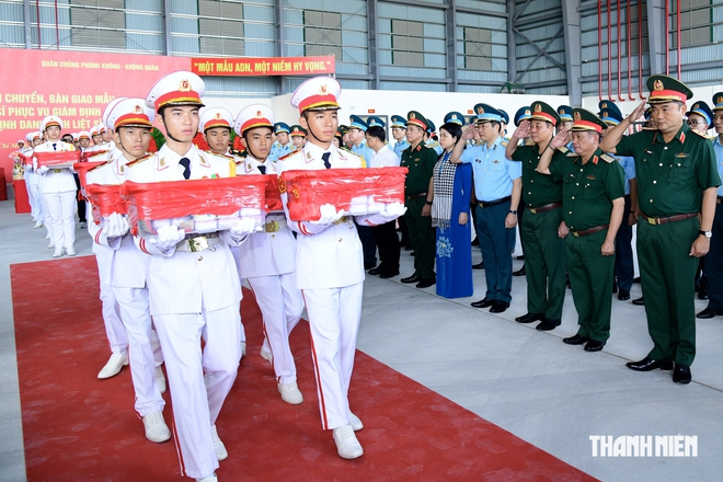 Chuyến bay đặc biệt chở hơn 7.000 mẫu hài cốt liệt sĩ giám định ADN - Ảnh 7.