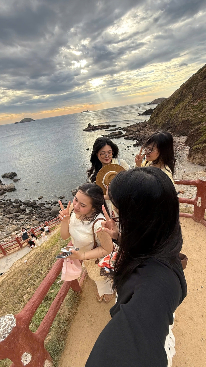 Cảnh biển ở làng chài Nhơn Lý gây sốt vì... 'giống ảnh ghép': Người chụp nói gì? - Ảnh 3.