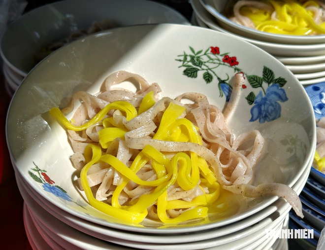 Qu&aacute;n m&igrave; Quảng đường ray 30 năm ở TP.HCM: Chuyện bất ngờ về 'gia t&agrave;i của ngoại' - Ảnh 3.