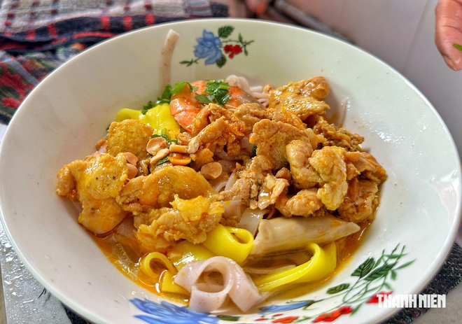 Qu&aacute;n m&igrave; Quảng đường ray 30 năm ở TP.HCM: Chuyện bất ngờ về 'gia t&agrave;i của ngoại' - Ảnh 4.