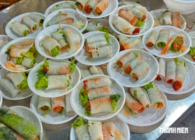 Bà con 'hẻm xe ngựa' ở TP.HCM đãi buffet chay miễn phí, hàng dài người tới ăn - Ảnh 10.