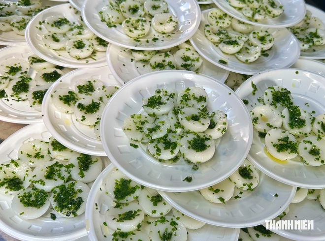 Bà con 'hẻm xe ngựa' ở TP.HCM đãi buffet chay miễn phí, hàng dài người tới ăn - Ảnh 13.
