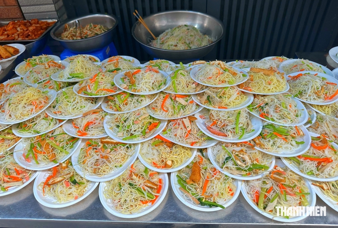 Bà con 'hẻm xe ngựa' ở TP.HCM đãi buffet chay miễn phí, hàng dài người tới ăn - Ảnh 11.