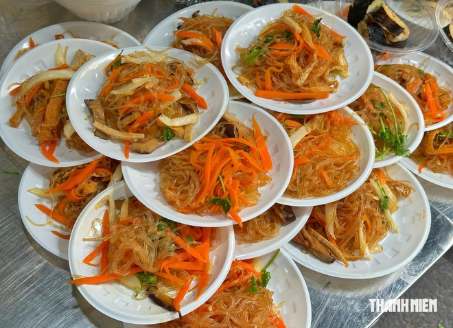 Bà con 'hẻm xe ngựa' ở TP.HCM đãi buffet chay miễn phí, hàng dài người tới ăn - Ảnh 12.