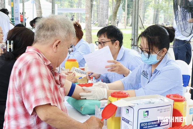 Hơn 1.000 người cao tuổi được khám sức khỏe miễn phí tại công viên Tao Đàn - Ảnh 4.
