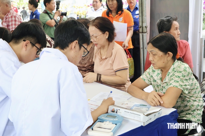 Hơn 1.000 người cao tuổi được khám sức khỏe miễn phí tại công viên Tao Đàn - Ảnh 5.