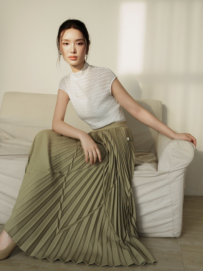 &Aacute;o cổ cao 'nịnh d&aacute;ng', cho bản phối ng&agrave;y chuyển m&ugrave;a th&ecirc;m tinh tế, cao sang- Ảnh 2.