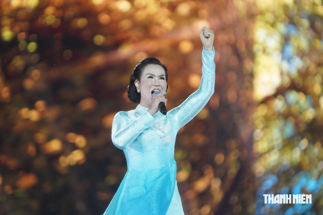 V&otilde; Hạ Tr&acirc;m, T&ugrave;ng Dương, Hương Tr&agrave;m thăng hoa c&ugrave;ng 40.000 kh&aacute;n giả tại 'Tổ quốc trong tim'- Ảnh 3.