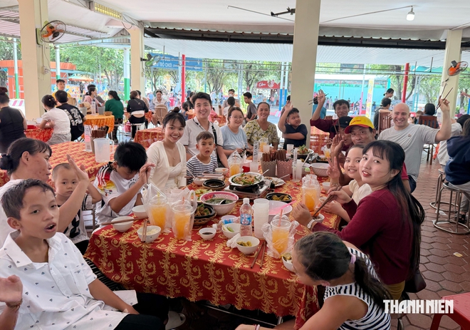 Vu lan đặc biệt của c&ocirc; g&aacute;i Ph&aacute;p c&ugrave;ng chồng con về TP.HCM thăm cha mẹ ruột - Ảnh 12.