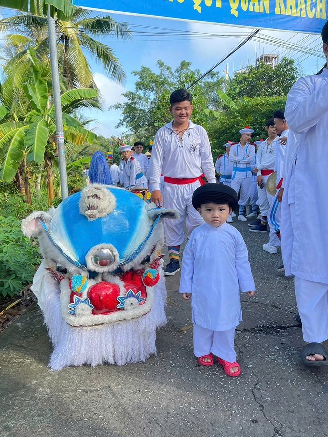 Cậu bé 3 tuổi mê tiếng trống nhạc lễ - Ảnh 2.