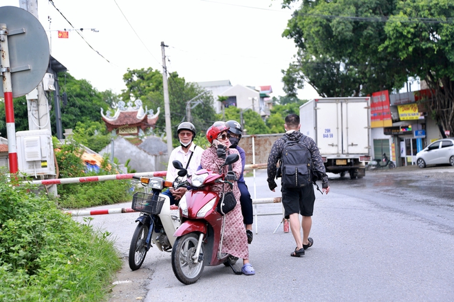 Lũ dâng cao tại Hà Nội, có đường ngập sâu dù mưa đã tạnh- Ảnh 6.
