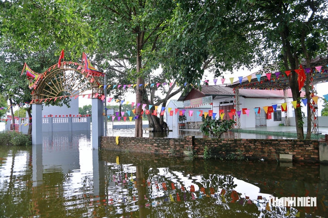 Lũ dâng cao tại Hà Nội, có đường ngập sâu dù mưa đã tạnh- Ảnh 11.