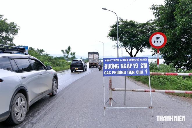 Lũ dâng cao tại Hà Nội, có đường ngập sâu dù mưa đã tạnh- Ảnh 3.