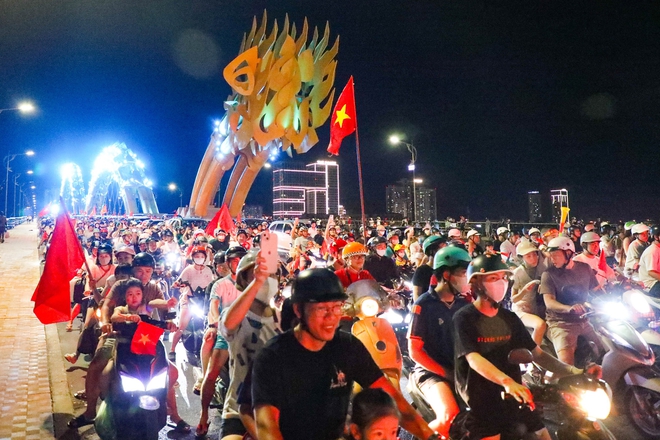 Mừng tuyển Việt Nam vô địch ASEAN Cup: Cầu Rồng kẹt cứng, CSGT căng mình phân luồng- Ảnh 12.